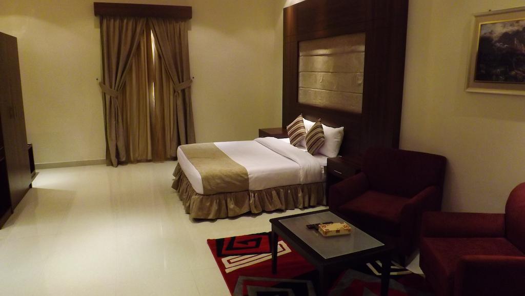 Baron Palace - Almasif Hotel Apartments Riyadh Room photo
