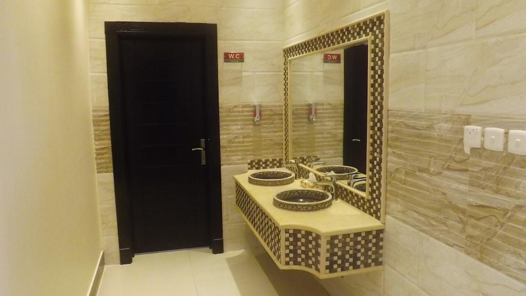 Baron Palace - Almasif Hotel Apartments Riyadh Room photo