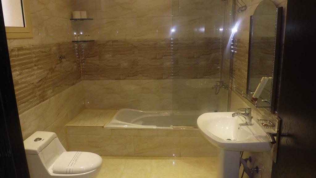 Baron Palace - Almasif Hotel Apartments Riyadh Room photo