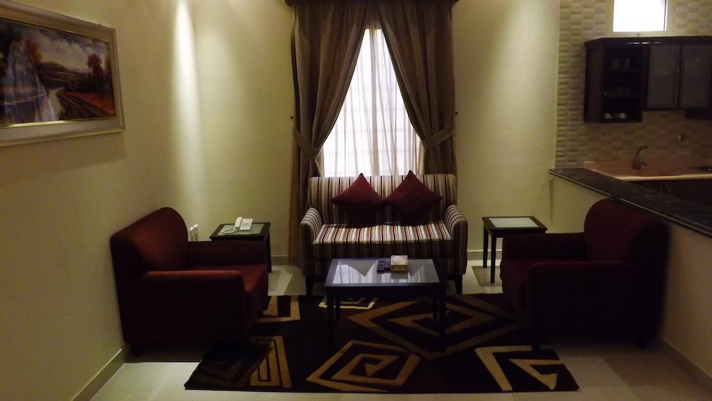 Baron Palace - Almasif Hotel Apartments Riyadh Room photo