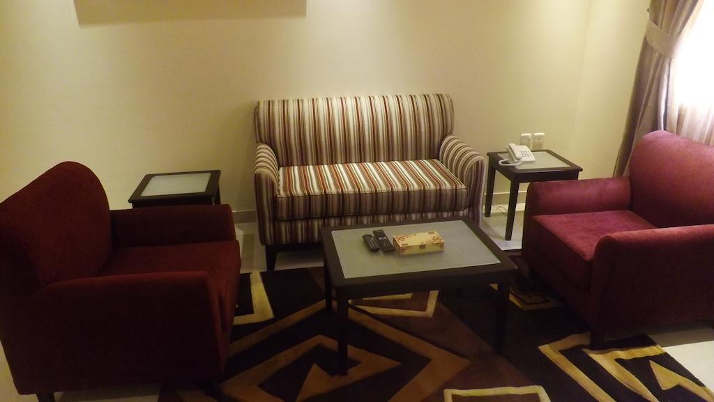 Baron Palace - Almasif Hotel Apartments Riyadh Room photo